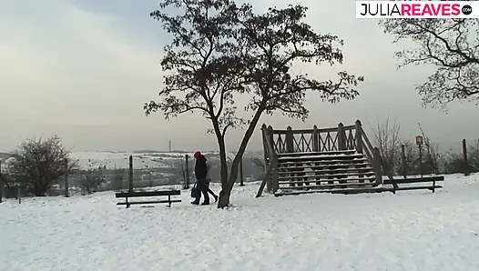 Seksi kızıl saçlı soğuk karda sert bir yarağa biniyor
