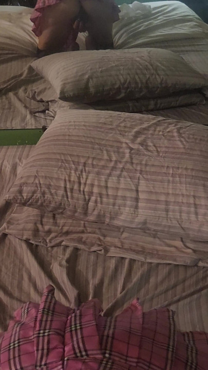 Goode Girl menghisap zakar dan telur suami semasa menunggang dildo | Klip 1