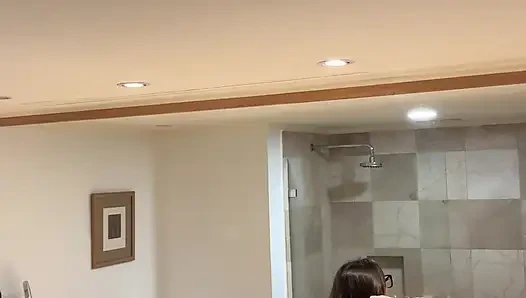 Kau menggodaku di depan cermin sambil nonton aku di kamar mandi