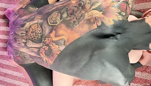 Секс-кукла в видео от первого лица двойная сперма внутри кримпая большой хуй папочка Hoss Kado Bi качок трахает громкий стонующий оргазм игрушки Альт татуируют мышцы