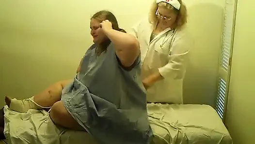 Angie buraya düştü ve hemşire Vicki ile muayene odasında