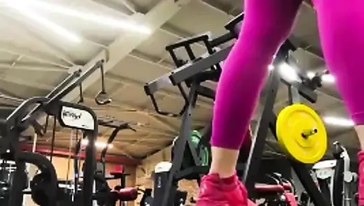 Sexy Training im fitnessstudio in Leggins