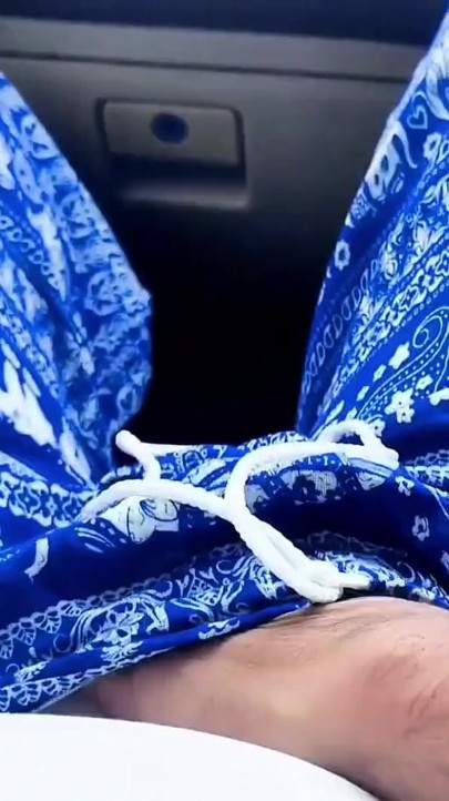 Istri pelajar berhijab yang hot dan seksi ngajak dia dari universitas Jakarta. Cewek itu mainin kontolku di samping mobil | Clip 1