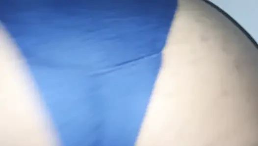 Kayınvalide götünü göstermek için kalçalarını açıyor