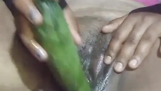 Hari ini, bhabhi India memuaskan keinginannya dengan memasukkan mentimun ke dalam memeknya.