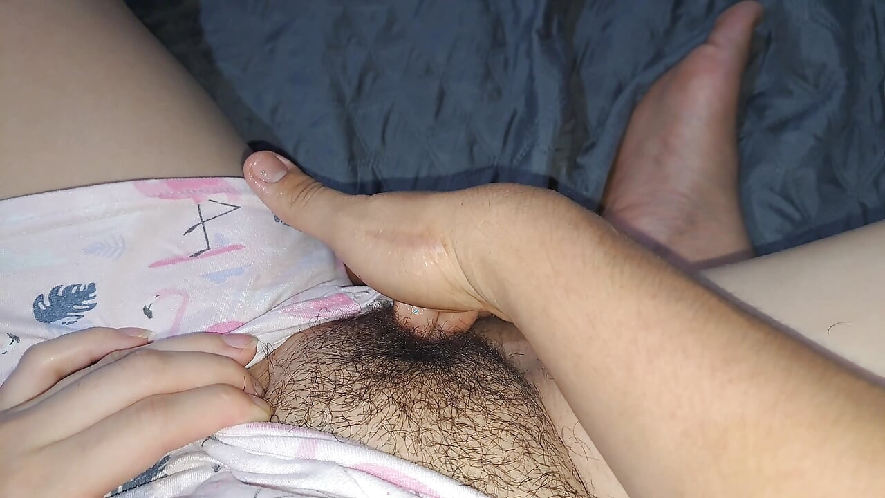 Mi hijastra me deja masturbar su coño