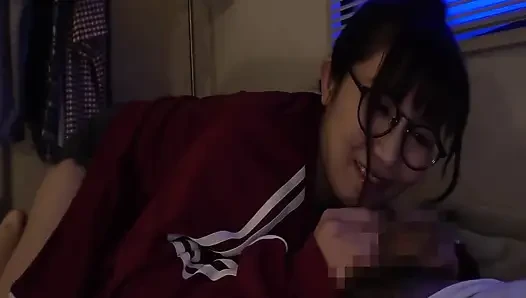 Deneyimsiz bir üvey kız kardeşten gece geç saatlerde sakso dersleri
