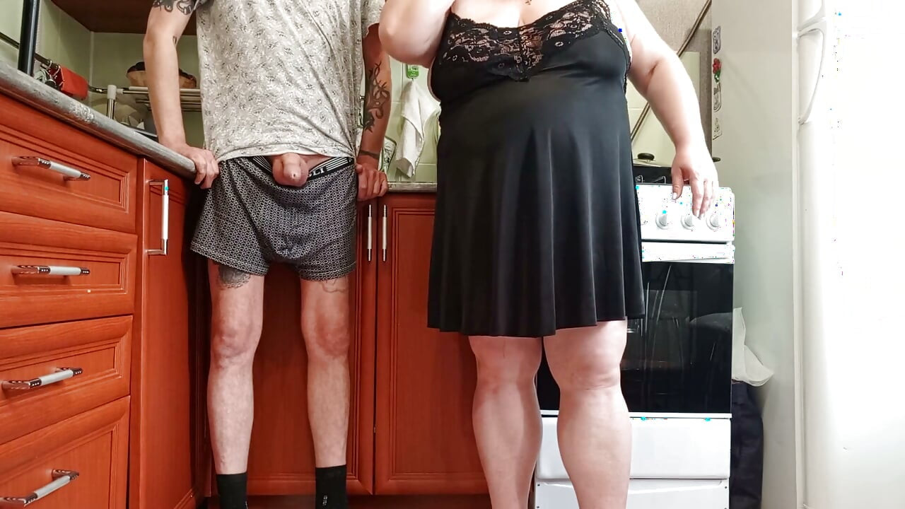 Antes del almuerzo, mi madrastra masturba mi polla a una corrida