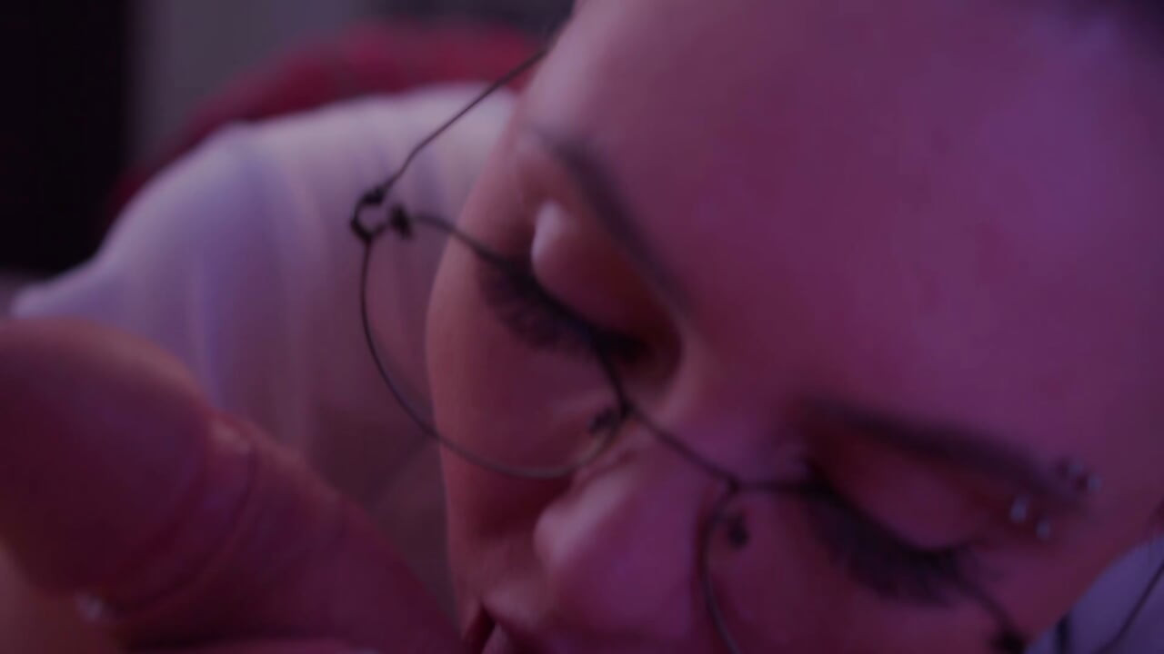 Slut Gives Deepthroat Blowjob