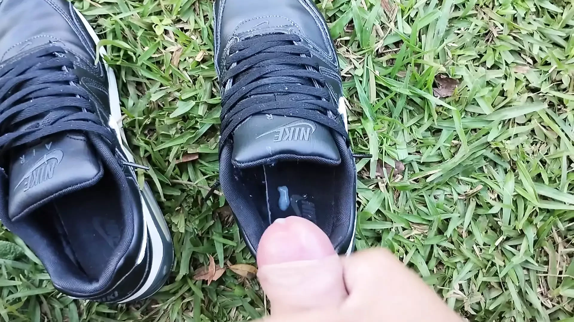 ich komme auf meine nike air max command turnschuhe im camp-wald