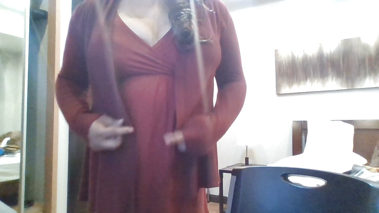 Crossdresser indio en vestido midi rojo y cardigan