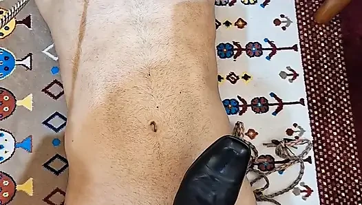 Unter meinen stiefeln. Ihre stiefel, seine unterwerfung