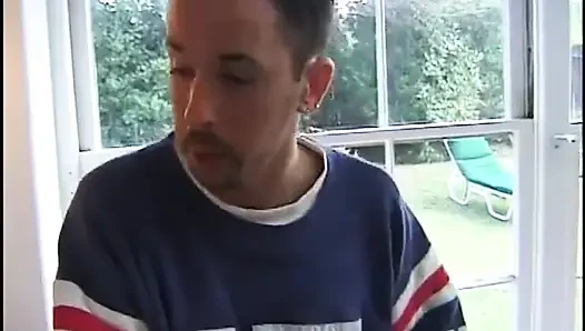 Azgın adam inek ponpon bir genç kızı kanepede sikiyor