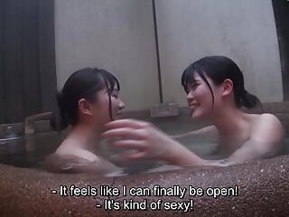 Amigas universitarias lesbianas japonesas se ven en la casa de baños