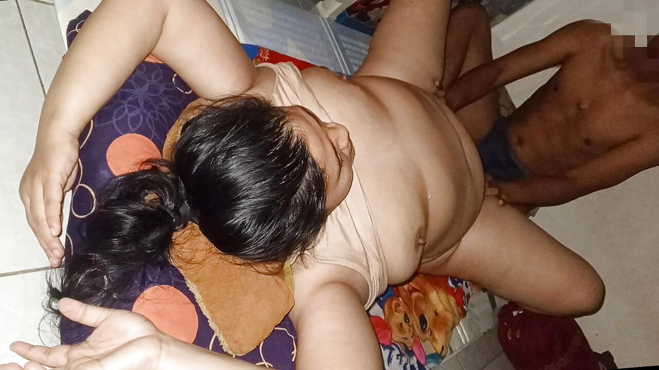 Kripya mere stanon ki dhire se maalish karen. mainne vaastav men iska aanand liya. ruko mat. mujhe apni gand maarni hogi