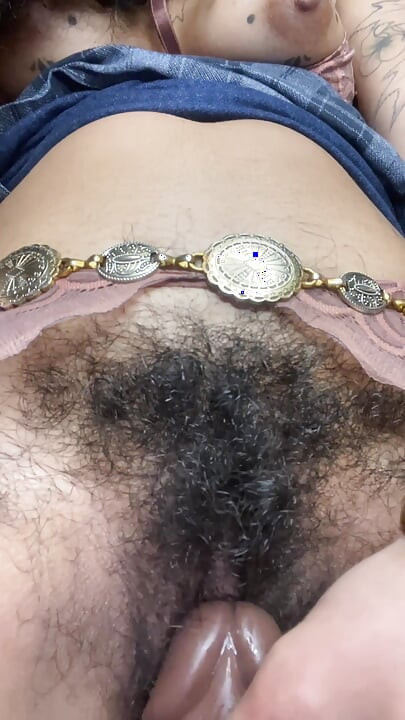 POV - כוס שעירה יושבת על הפנים שלך... ורוכבת על דילדו