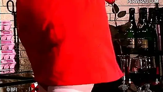 Zwei freunde bedecken sich mit eiern