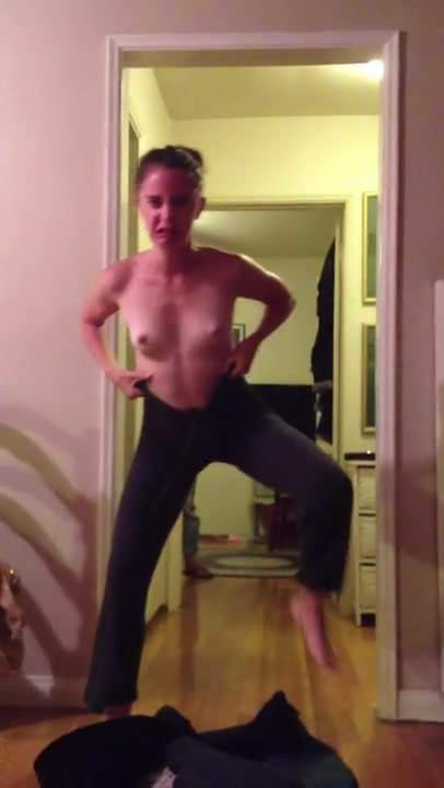 Alexa Niklaus topless vid