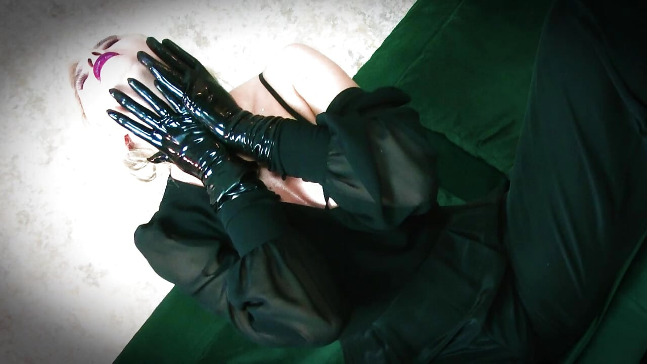 Dominare feminină în latex