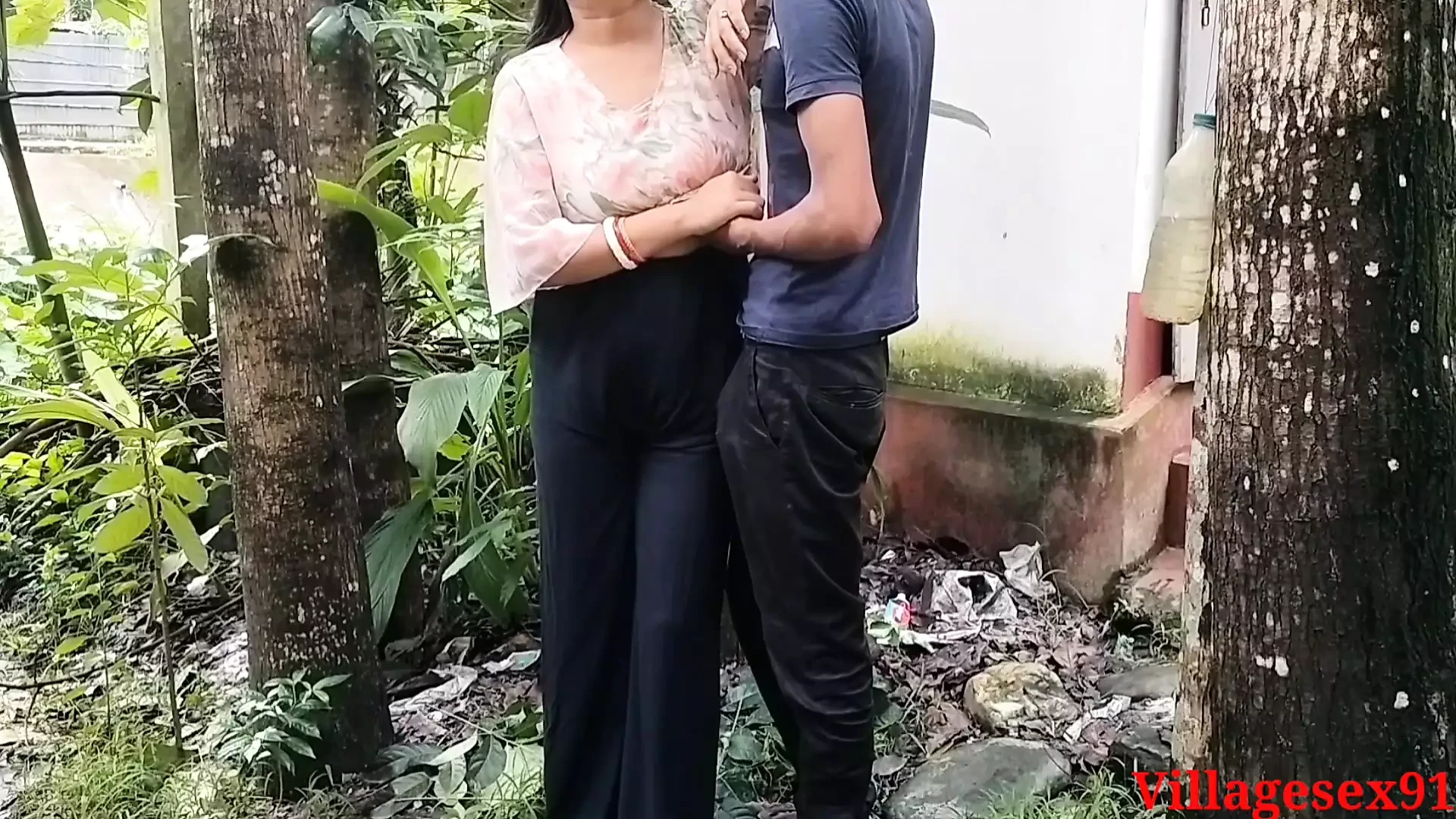 Teman wanita kolaj dikongkek dalam hutan