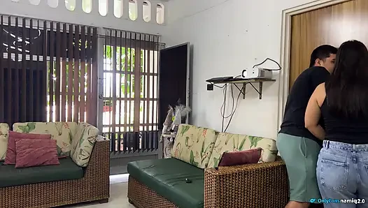 Teman sekelasku ngentot sama aku dan orang tuaku mendengarkan dari luar!