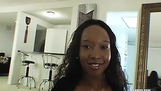 Karanlık güzel Stacey Cash şişman siyah yarağımı emmeye takıntılı
