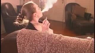 Jordan sexy fumando no sofá