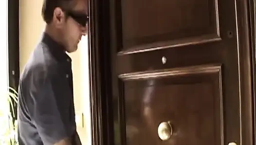Toket besar seksi suka dua penis besar