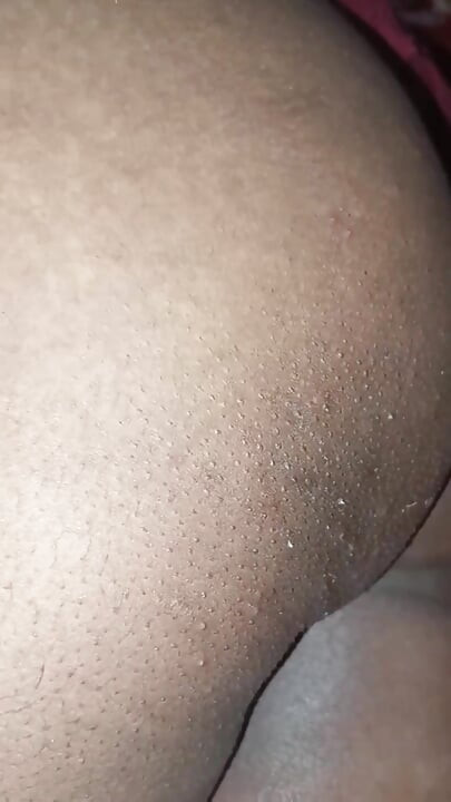 Bratrův penis je velmi tlustý a jde dovnitř, trhá mi kundičku.