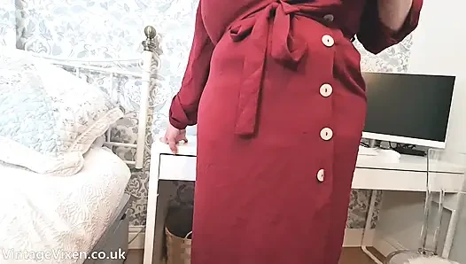 Die titten der amateur-ehefrau sind zu groß für dieses alte kleid - lass uns es anprobieren