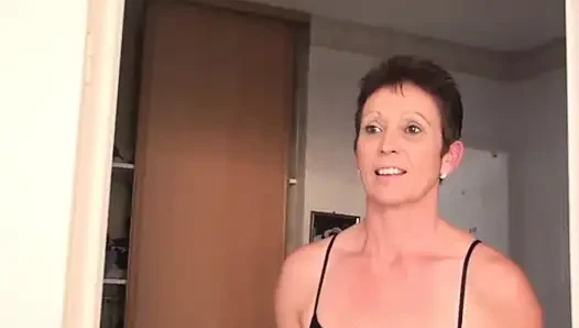 Güzel Bir MILF Komşuların Gürültüsünden Şikayet Ediyor Ve Toplu Seks Yapıyor