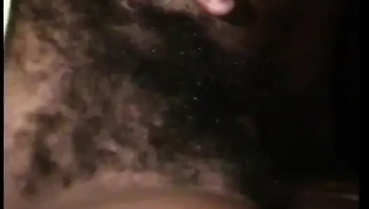 Memek basah hitam berjembut disetubuhi dengan kontol hitam dan putih selama pesta seks di dalam ruangan