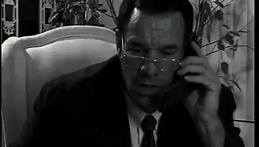 Schlampe spreizt die beine und masturbiert für den auditor