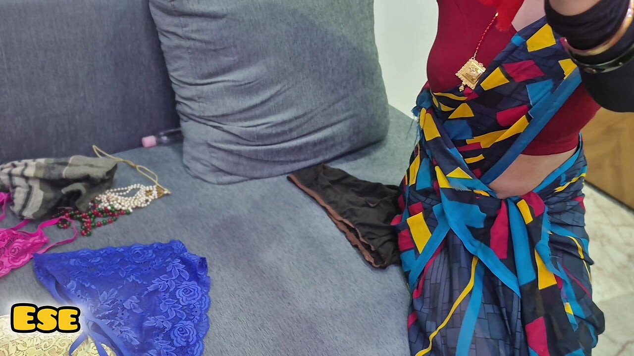 Sobarica uhvaćena crvenokosa jer je nosila gaćice žene vlasnika kuće i jako jebana