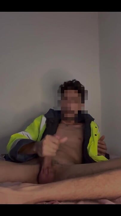 Trabajador De La Construcción Acaricia Su Enorme Polla Hasta Que Descarga