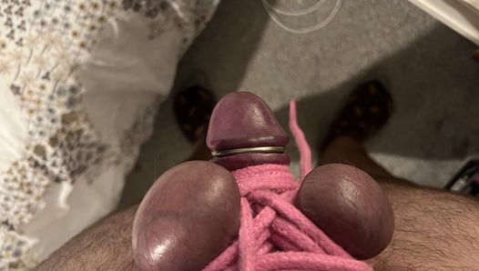 Pau e bola amarrados extremamente apertados com corda rosa até ficarem roxos escuros e ficarem dormentes e com frio