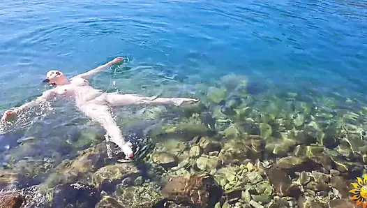 Красивый нудистка в любительском видео: растяжка на улице и обнаженное искусство плавания