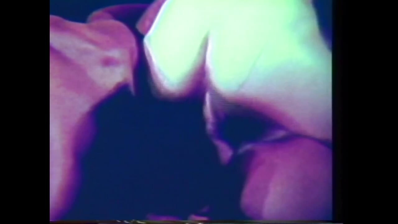 במסיבה הם מוצצים אחד לשני