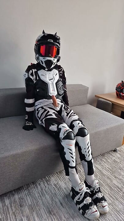 Motociclista de roupa gozando gostoso em si mesmo