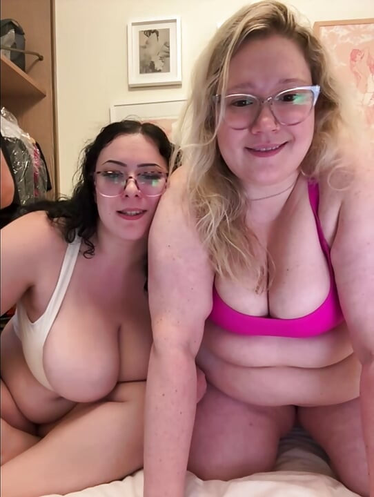 Piggy Rose Streaming auf XBIZ Miami mit Big Bear und Lucipork