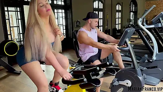 Der heiße typ aus meinem fitnessstudio hat endlich einen schritt auf mich gemacht