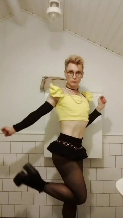 Hot tapette fag whiteboi jes en public, gode grosse bite noire