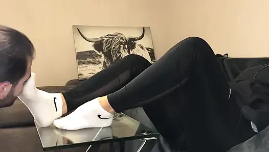 Dirty White Sneaker Worship - Cewek Seksi Dengan Kaus Kaki Seksi DiHadapan Valeria Night (Pemandangan Samping)