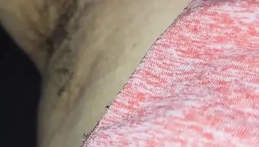 Melove kıllı koltuk altlarını ve onu gösteriyor...