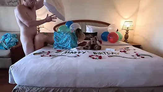 Pertama kali ngentot sama ibu tiriku di kamar hotel, ini hari ulang tahunnya