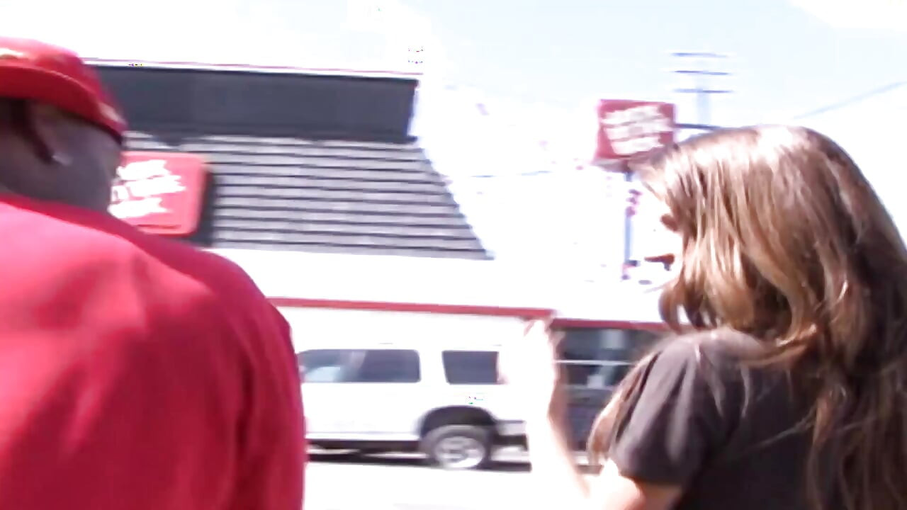 Muhteşem orta yaşlı seksi kadın adamın büyük siyah yarağıyla amını siktiriyor