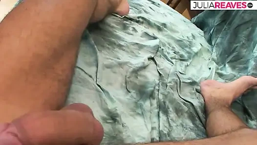 Ateşli kaltak sikilirken klitoris okşanırken heyecanlanıyor