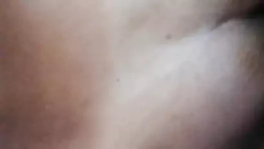 Gadis berapi-api mengerang dengan tongkat semua tertancap di pantatnya