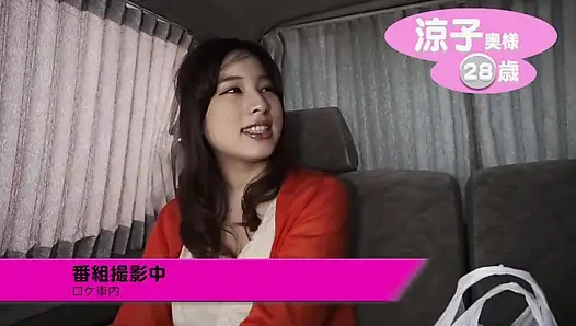 A072B01 Hellhäutige vollbusige ehefrau wird von einem elektrischen massagegerät getroffen und ihre Ursache kollapst! Ihren ehemann vergessen und sich dem vergnügen ergeben