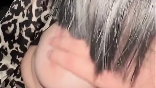 Aku ngusap toket pacarku, ngusap pentilnya, dia ngocok kontolku dan aku muasin toketnya sekarang juga